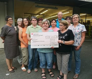 Kreuz + Quer e.V. aus Spöck übergibt Spendenscheck