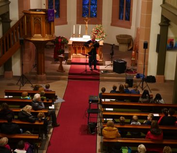 Rappende Rentiere und leise flüsternde Engel- Benefizkonzerte mit Jonathan Böttcher