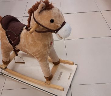 Kreuz + Quer unterstützt Schaukelpferd