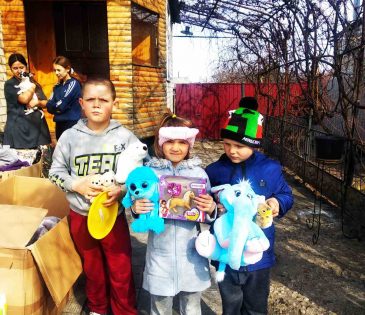 Hilfspakete kommen in Isjum an