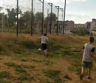 Fußbälle und Trikots angekommen